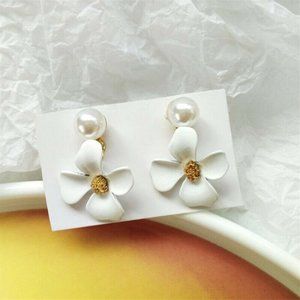 ** BRAND NEW ** BEAUTIFUL DOGWOOD BLOOM EARRINGS